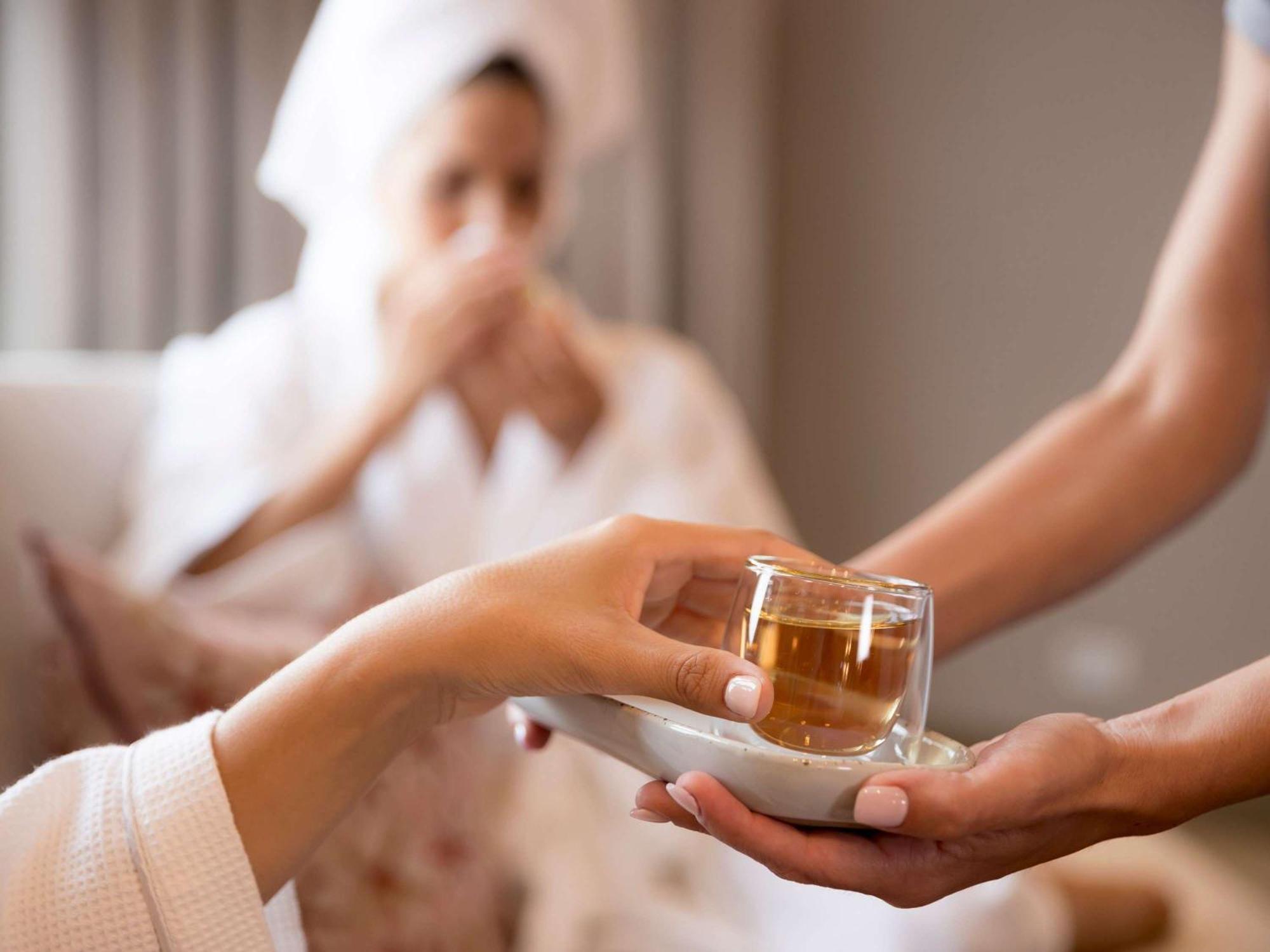 The William Inglis Mgallery Warwick Farm Zewnętrze zdjęcie A spa attendant serving a guest